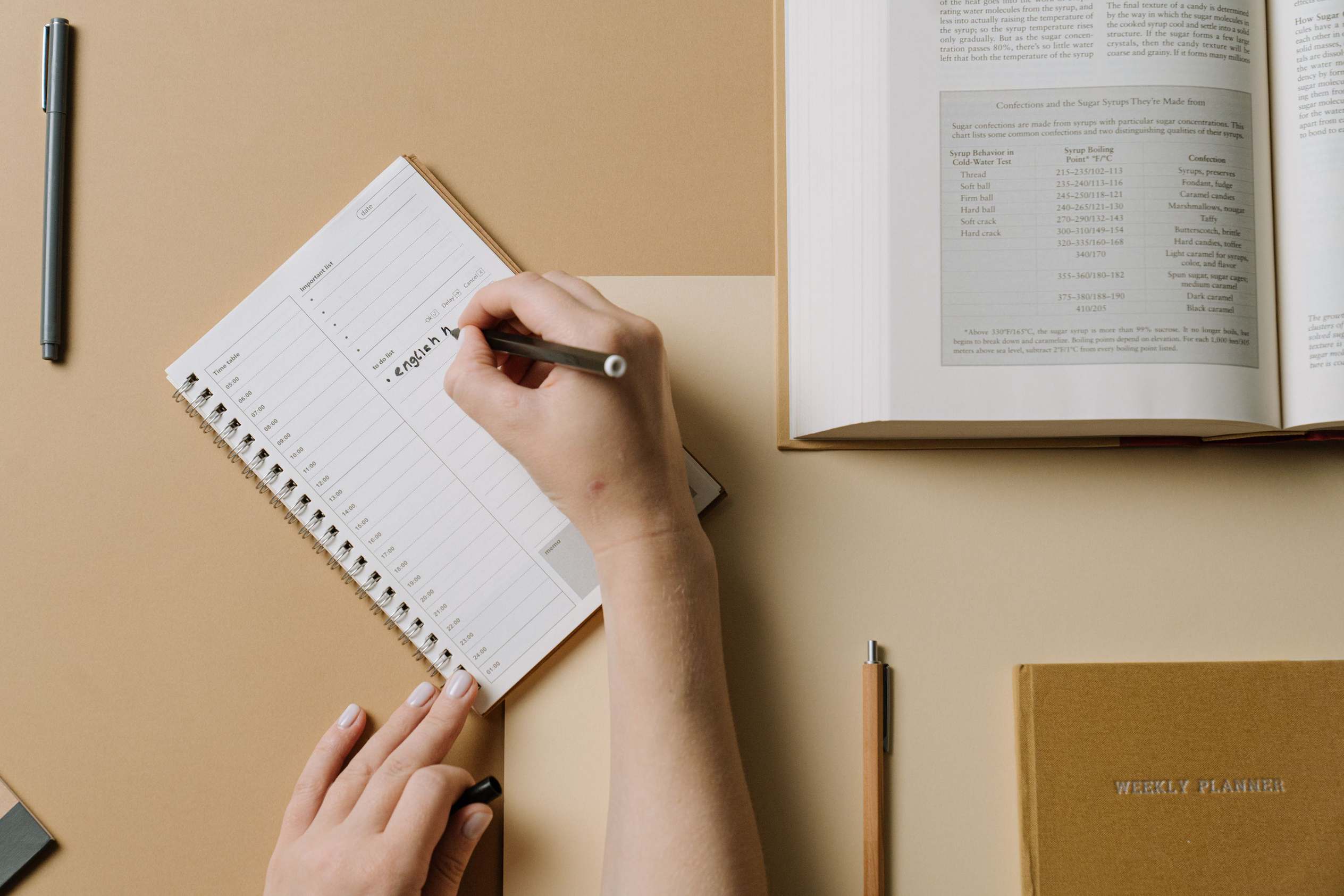 Weiter Arbeitsplatz mit Planer und Schreibtisch, planner