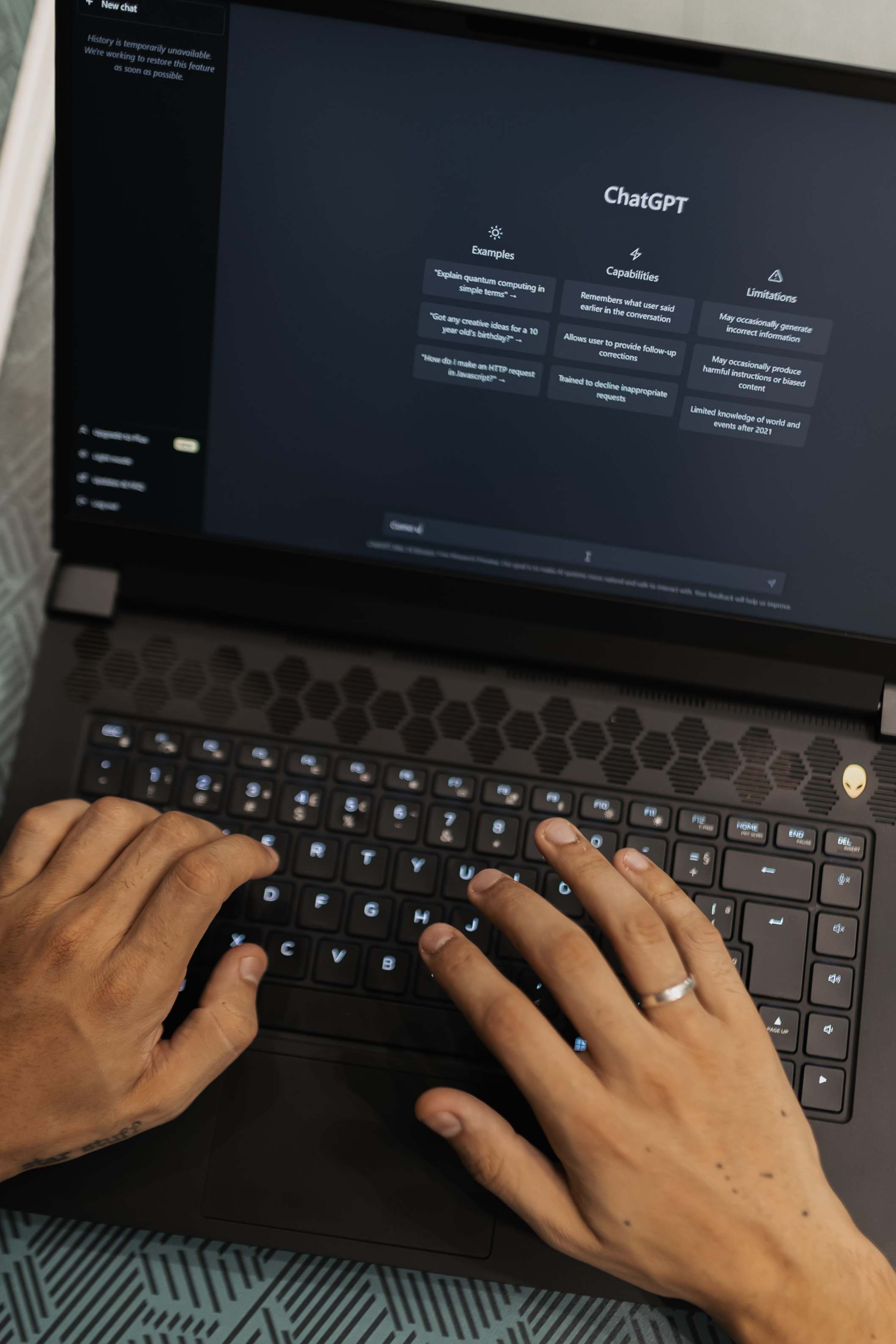 Hände an Tastatur vor Bildschirm, typing